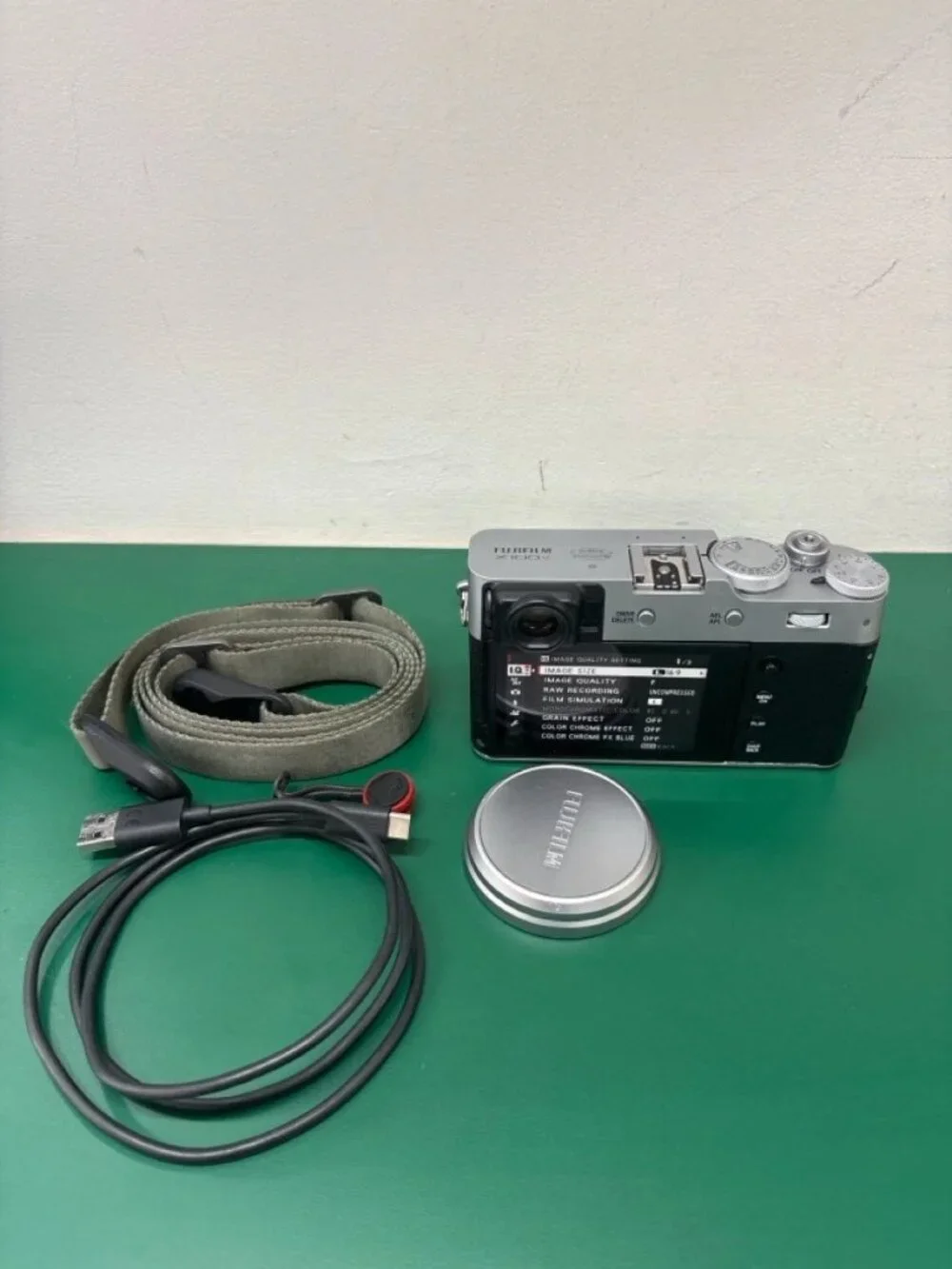 FUJIFILM X100VI DIGITAL CAMERA (SILVER) (E16003632)